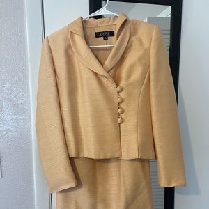 Size 4 Kasper skirt suit / Love this suit and this company